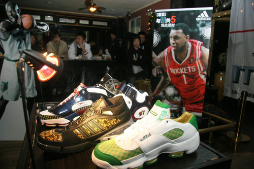 手感火热！小波特半场三分7中4，狂砍22分，带队领先对手（小波特手感爆棚：半场三分7投4中砍下22分，率队取得领先）