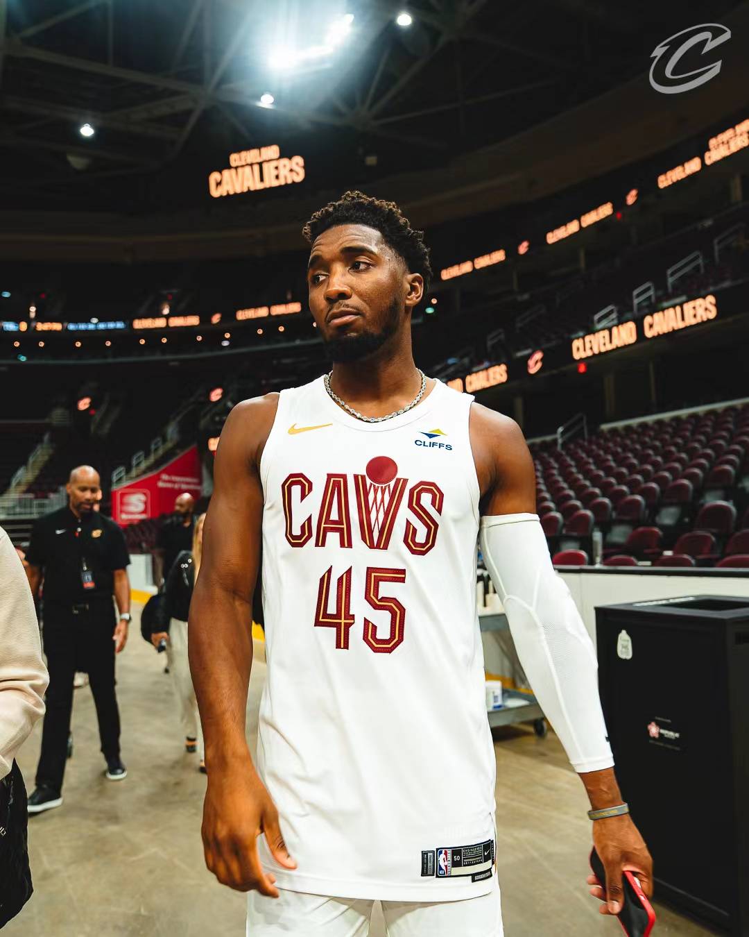 半场：巴萨2-1阿拉维斯，亚马尔破门+失良机，奥尔莫建功（半场战罢：巴萨2-1领先阿拉维斯，亚马尔破门并失良机，奥尔莫建功）