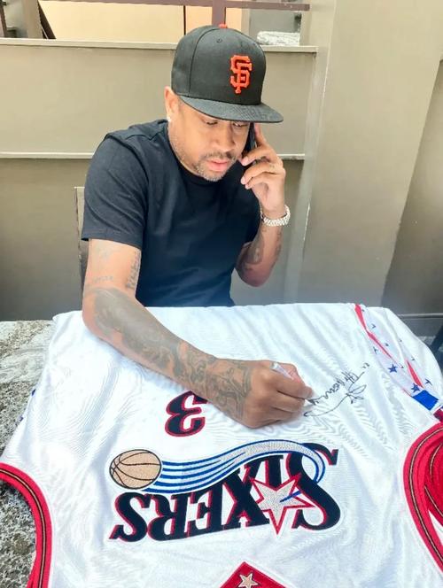 体坛联播｜梅西夺取美职联冠军，萨拉赫炮轰斯洛特（体坛快报丨梅西加冕美职联，萨拉赫抨击斯洛特）