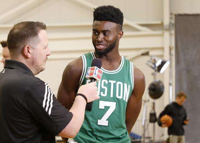 篮球火箭球员赛前训练亮眼（火箭队球员赛前训练表现抢眼）