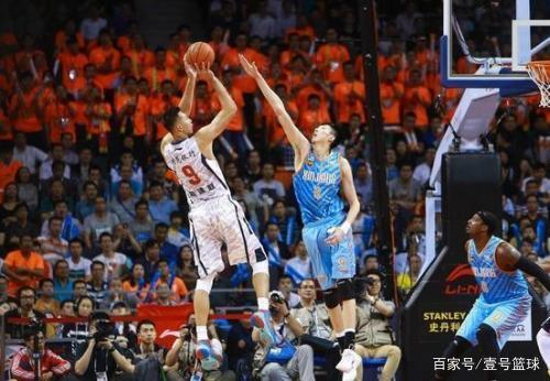 中超比赛焦点：北京国安迎战青岛队,（中超焦点之战：北京国安对决青岛队）